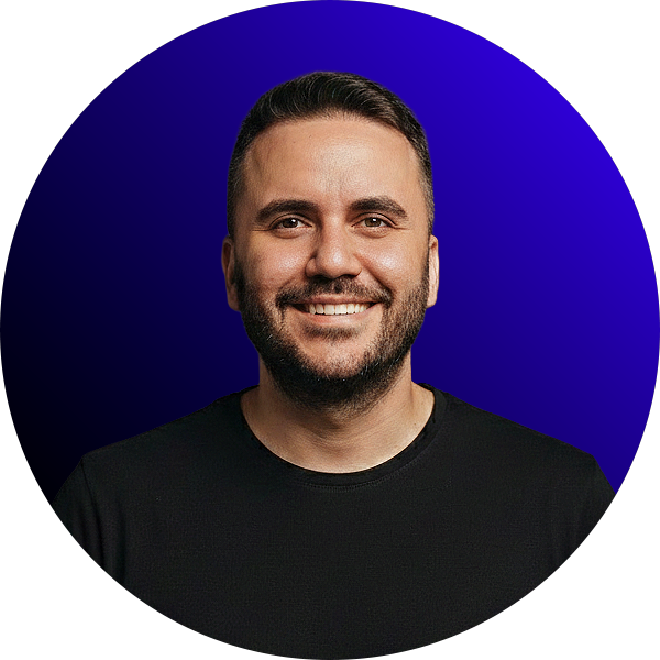 Ed Alvarez, fundador y co-director del estudio Complementario